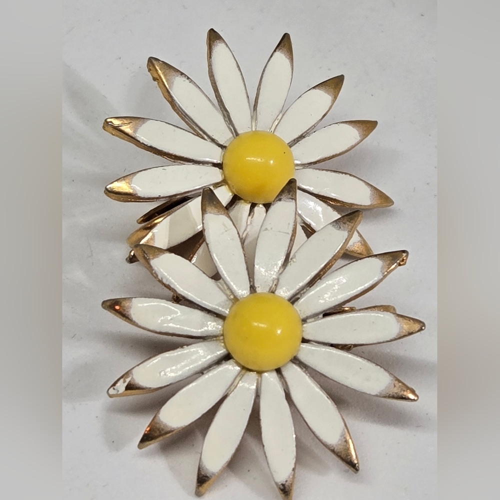 Vtg Enamel Painted Daisy Gold Tone Huggie Clip On Earrings